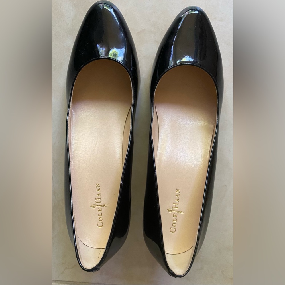 COLE HAAN WOMEN’S BLACK PATENT LEATHER PUMP